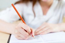 A类雅思大作文：幼儿园和家人谁能更好照顾孩子 范文赏析